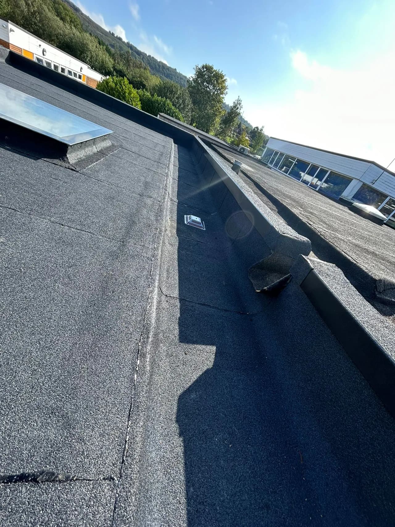 Torch-on membrane dressed to the upstands and perimeter details on the Normanby Primary School extension roof.